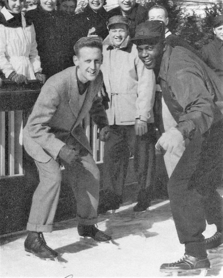 Vin Scully, la voix des Dodgers de Brooklyn, puis de Los Angeles est décédé. Le voici en patins avec Jackie au début des années 1950.