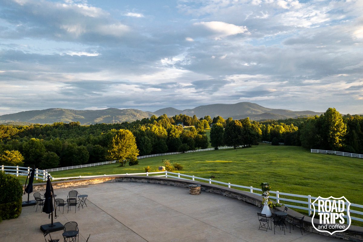 RoadTripsCoffee's tweet photo. At The Red Horse Inn in Landrum #SouthCarolina, the innkeeper fell in love with his wife. Read about their love story and see more photos of the beautiful mountain retreat here - https://t.co/JWwdhZ1hQs

@Discover_SC @UpcountrySC #SCRevWar #travel https://t.co/N1UTAPnQZn