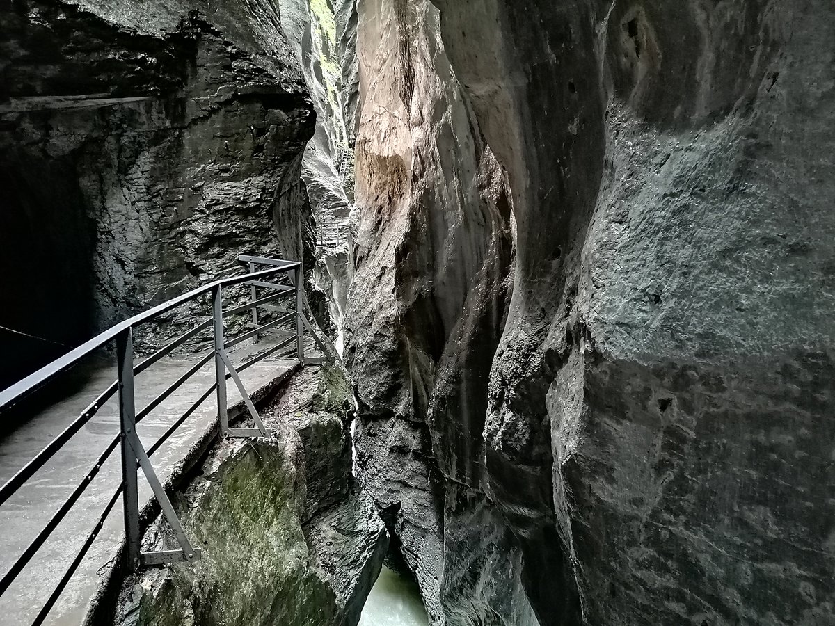 WegWandernCH's tweet photo. Vom #Reichenbachfall zur spektakulären #Aareschlucht 👍 💦 👉https://t.co/I7TI6tcLw4
.
.
.
#wandernschweiz #wanderung #wandern #swisshike #flusswanderung #swissalps #hikingswitzerland #blickheimat #wanderlust #meiringen https://t.co/n1NIxkxWjl