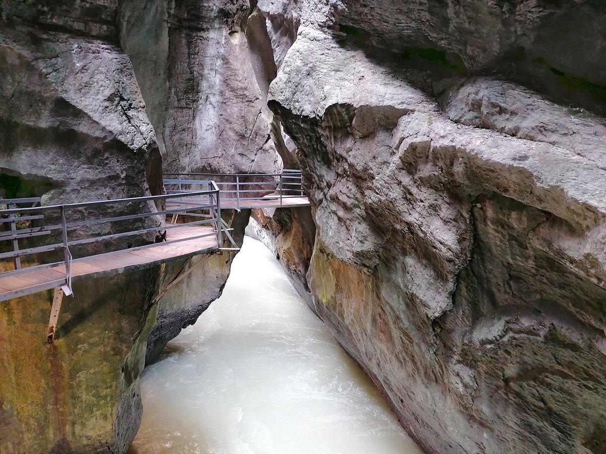 WegWandernCH's tweet photo. Vom #Reichenbachfall zur spektakulären #Aareschlucht 👍 💦 👉https://t.co/I7TI6tcLw4
.
.
.
#wandernschweiz #wanderung #wandern #swisshike #flusswanderung #swissalps #hikingswitzerland #blickheimat #wanderlust #meiringen https://t.co/n1NIxkxWjl