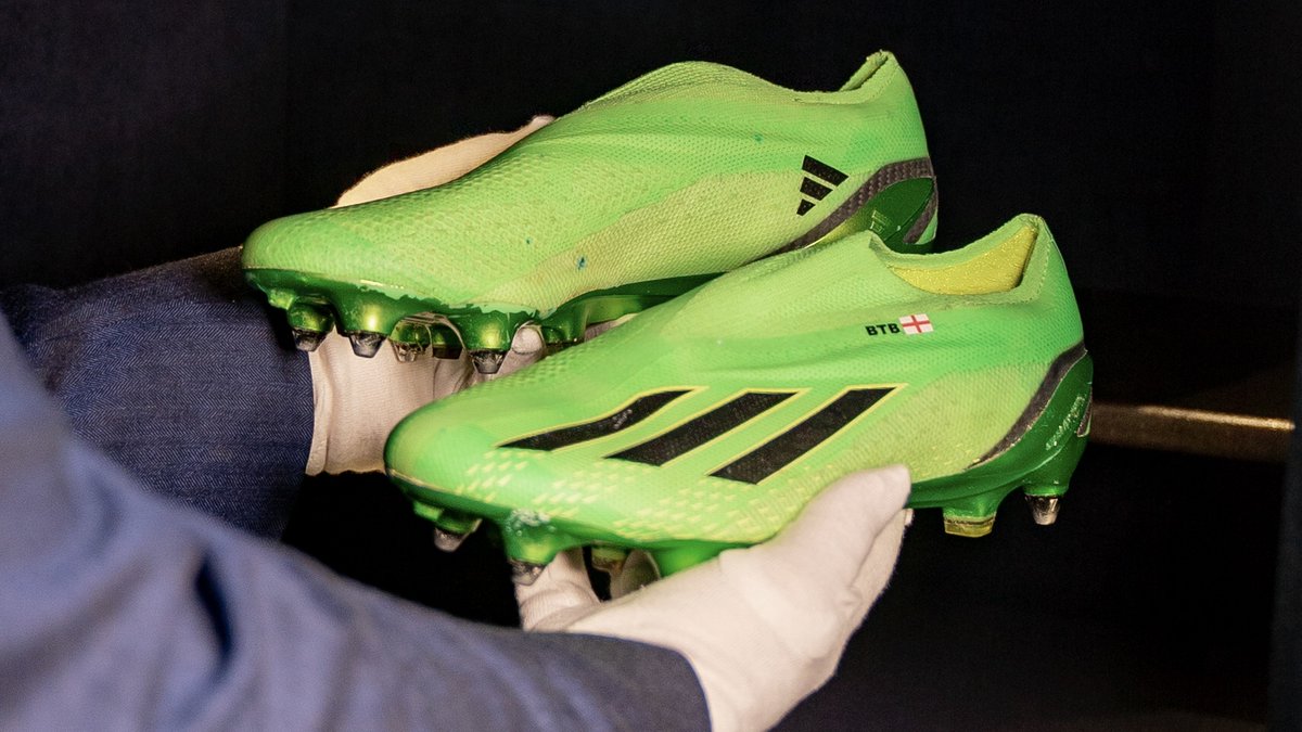 There are some new gems in the <a href="/TowerOfLondon/">The Tower of London</a> 👟👑

The boots worn by <a href="/alessiarusso7/">Alessia Russo</a> that helped win @weuro2022 will now sit amongst our national Crown Jewels.