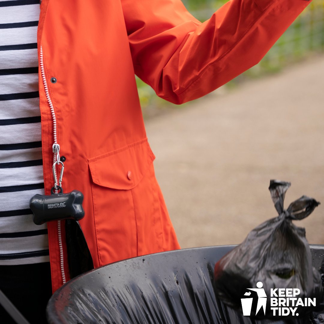 KeepBritainTidy's tweet photo. Nine out of ten dog owners clean up after their dog. This #LoveParks week we are asking the minority who don’t to #bagitbinit and reminding them #anybinwilldo https://t.co/mXf0aYmDBE