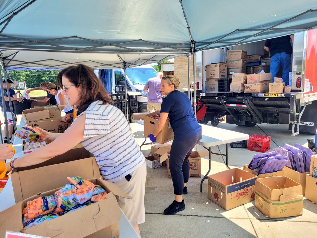 MelocheJoe's tweet photo. Meal distribution continues today, Wednesday, August 3 from noon-2pm at HS East. Come out to see our Aramark &amp; district staff and to pick up 5 breakfasts &amp; 5 lunches for your children! Great fresh fruits &amp; vegetables along with a quart of milk &amp; meals for each child! https://t.co/4ERyajBq9A