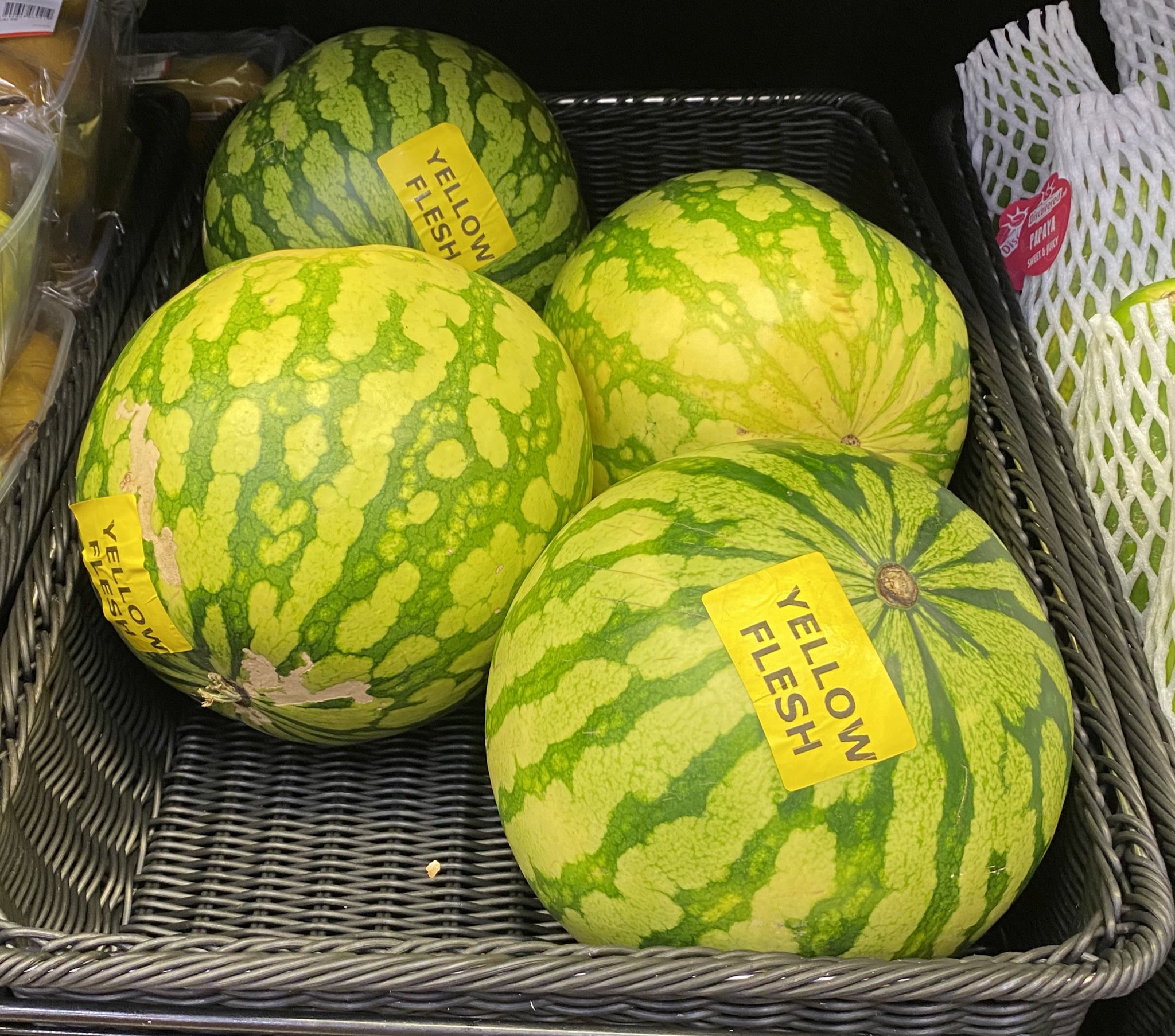 エストニア料理屋さん なんと 日本ではあまり見なくなった黄色いスイカが いくらかは見るの忘れてしまいました T Co Shvctn36fi Twitter