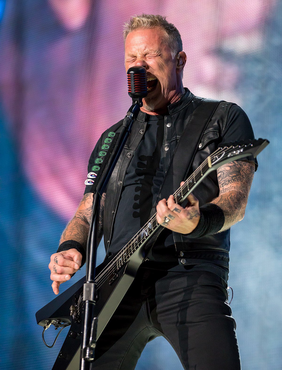 Happy birthday to the fastest right hand in metal. James Hetfield!  