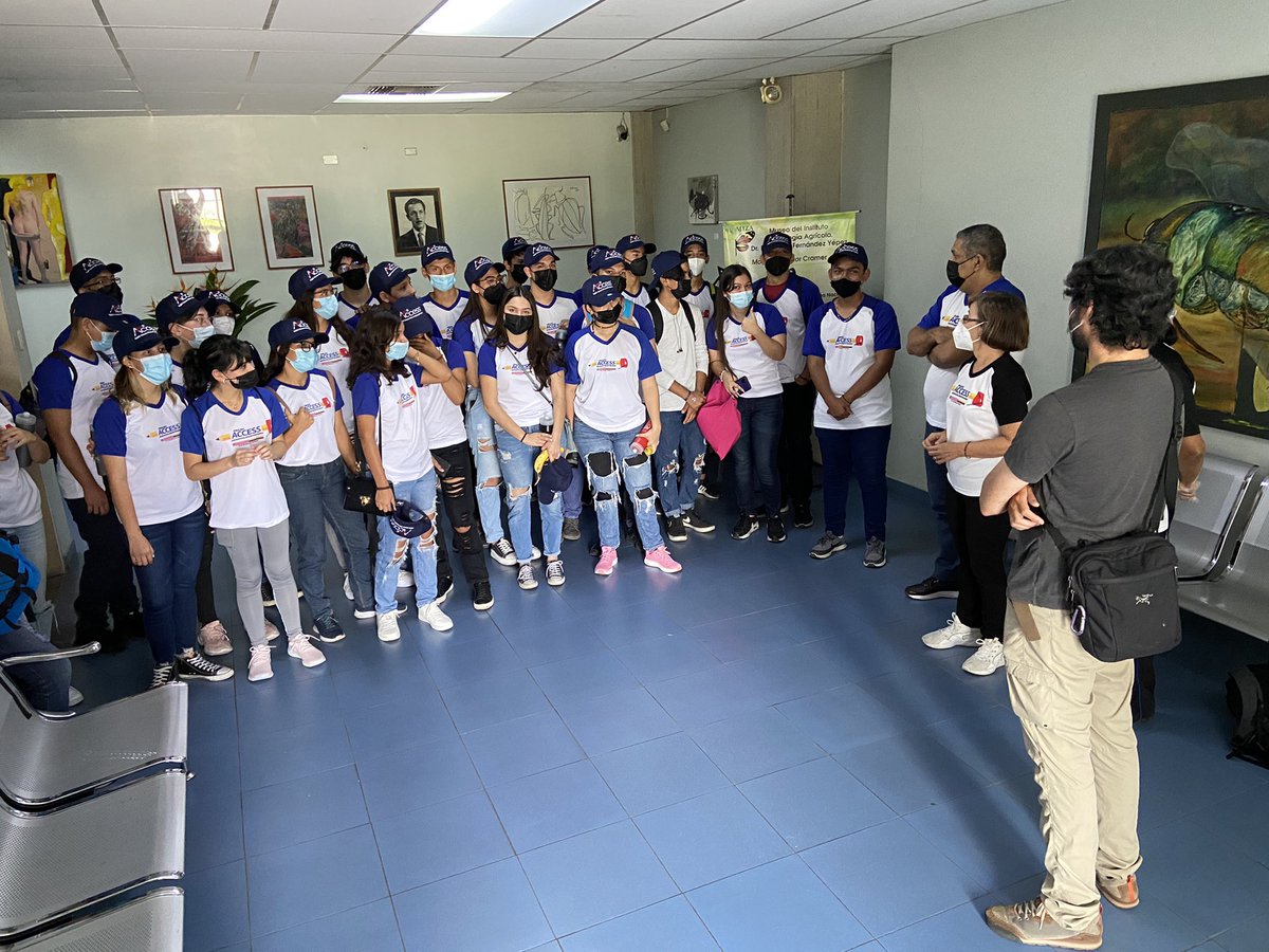 MIZAUCV's tweet photo. Grata visita de profesores y estudiantes del English Access Program-Maracay @accessmaracay . Excelente intercambio de experiencias sobre biodiversidad y el mundo de los insectos.  Estudiar y conservar  la biodiversidad, clave para nuestra vida.  ¡Siempre bienvenidos! https://t.co/eJhn86hbAg