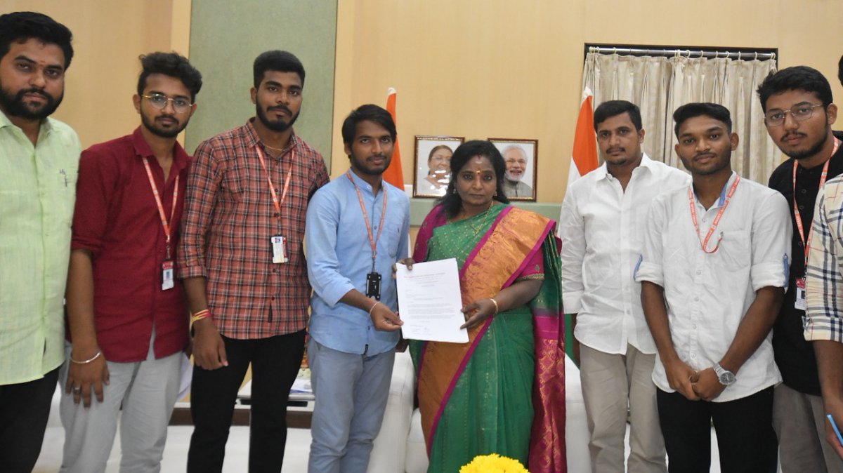 sgc_rguktb's tweet photo. A team of 6 from @sgc_rguktb have met Telangana Governer @DrTamilisaiGuv Garu.
Got a very positive response towards our campus.

Ma'am felt sad for Sanjay. Ma'am has supported and appreciated the students for continuous struggle. https://t.co/ACSMxBUWLc