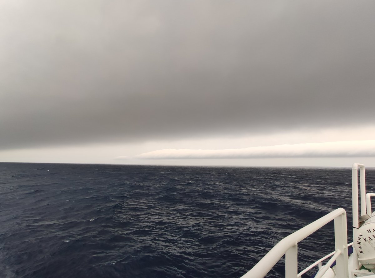 IEOVigo's tweet image. 🌊🚢🐬En la campaña @scans_4 #ABordoIEO además de cetáceos también pudimos observar este fenómeno meteorológico.

Creemos que pueden ser nubes rodillo, pero ¿qué opina @AEMET_Esp?