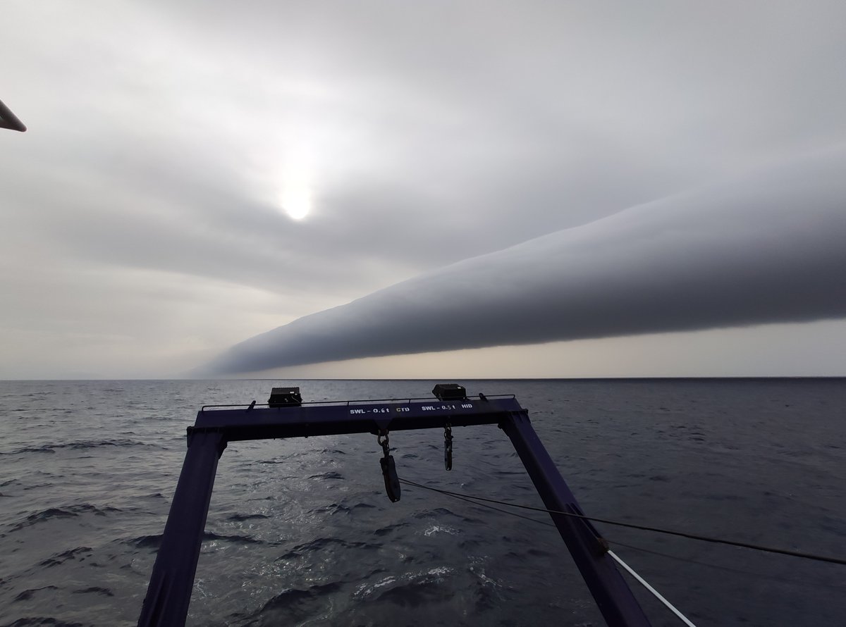 IEOVigo's tweet image. 🌊🚢🐬En la campaña @scans_4 #ABordoIEO además de cetáceos también pudimos observar este fenómeno meteorológico.

Creemos que pueden ser nubes rodillo, pero ¿qué opina @AEMET_Esp?