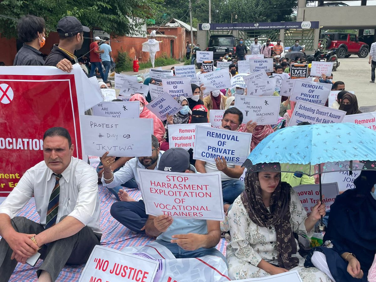 jk_vocationalT's tweet image. Day 3  protests continue in Srinagar #removevtp #hikesalary #framejobpolicy