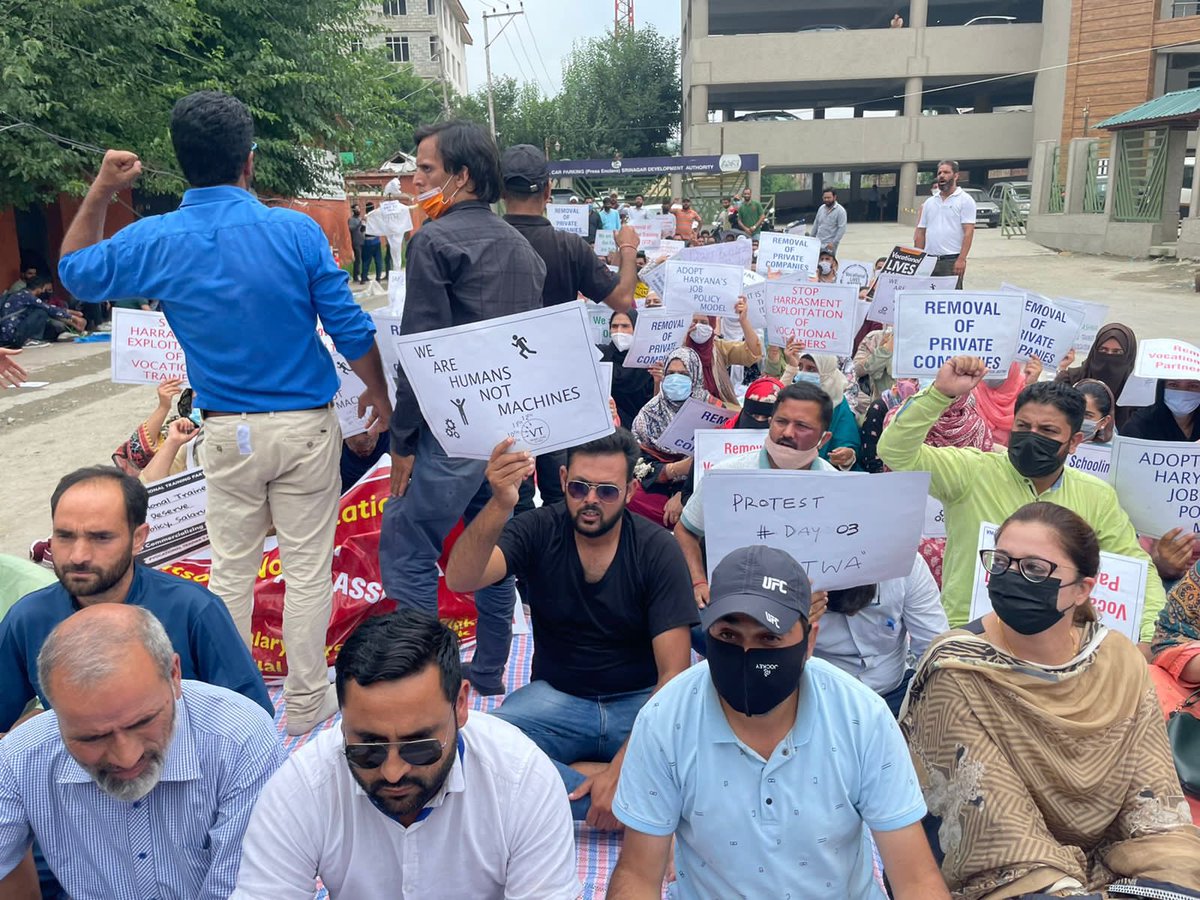 jk_vocationalT's tweet image. Day 3  protests continue in Srinagar #removevtp #hikesalary #framejobpolicy