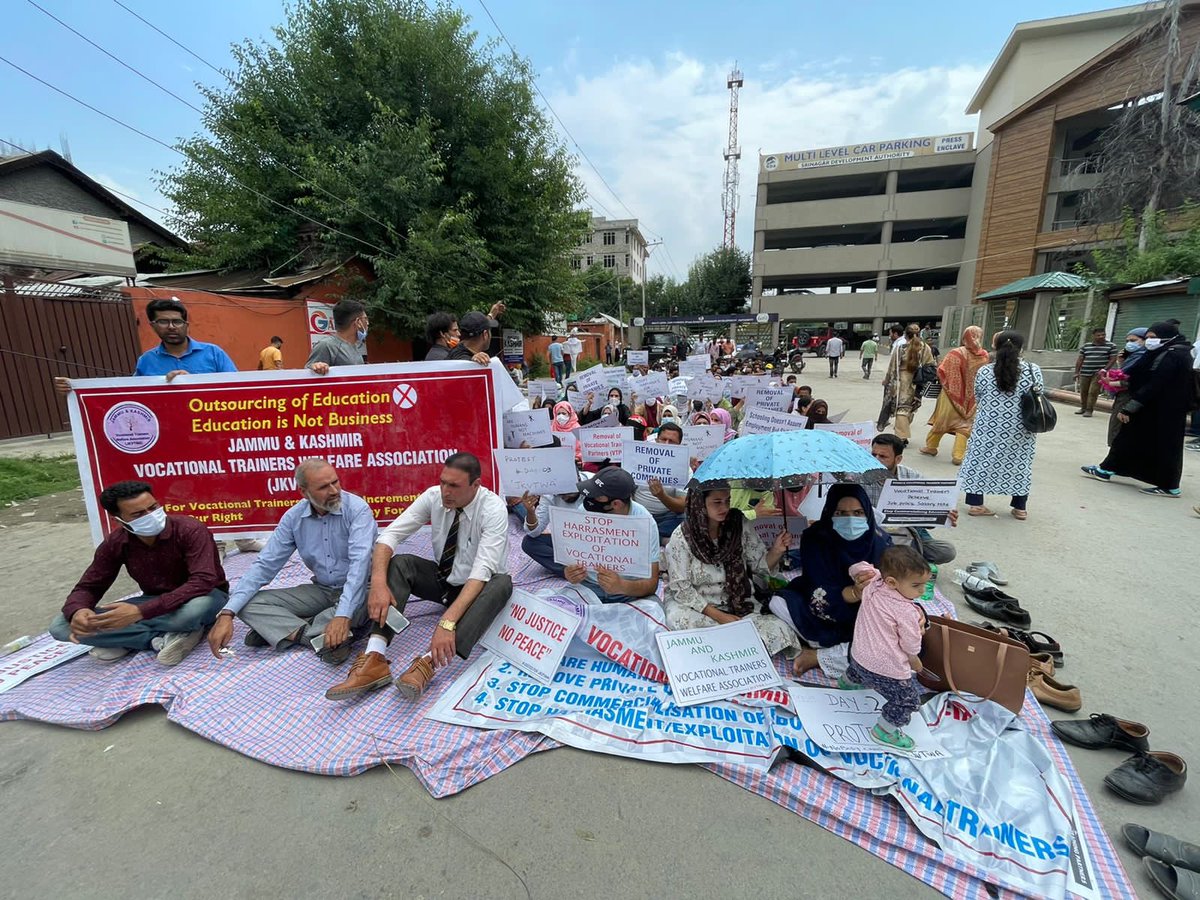 jk_vocationalT's tweet image. Day 3  protests continue in Srinagar #removevtp #hikesalary #framejobpolicy