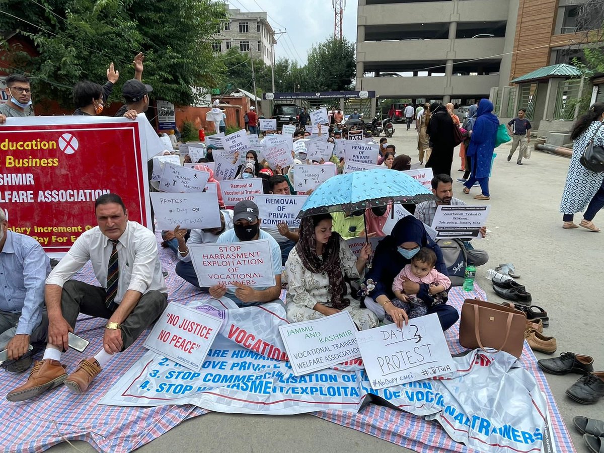 jk_vocationalT's tweet image. Day 3  protests continue in Srinagar #removevtp #hikesalary #framejobpolicy