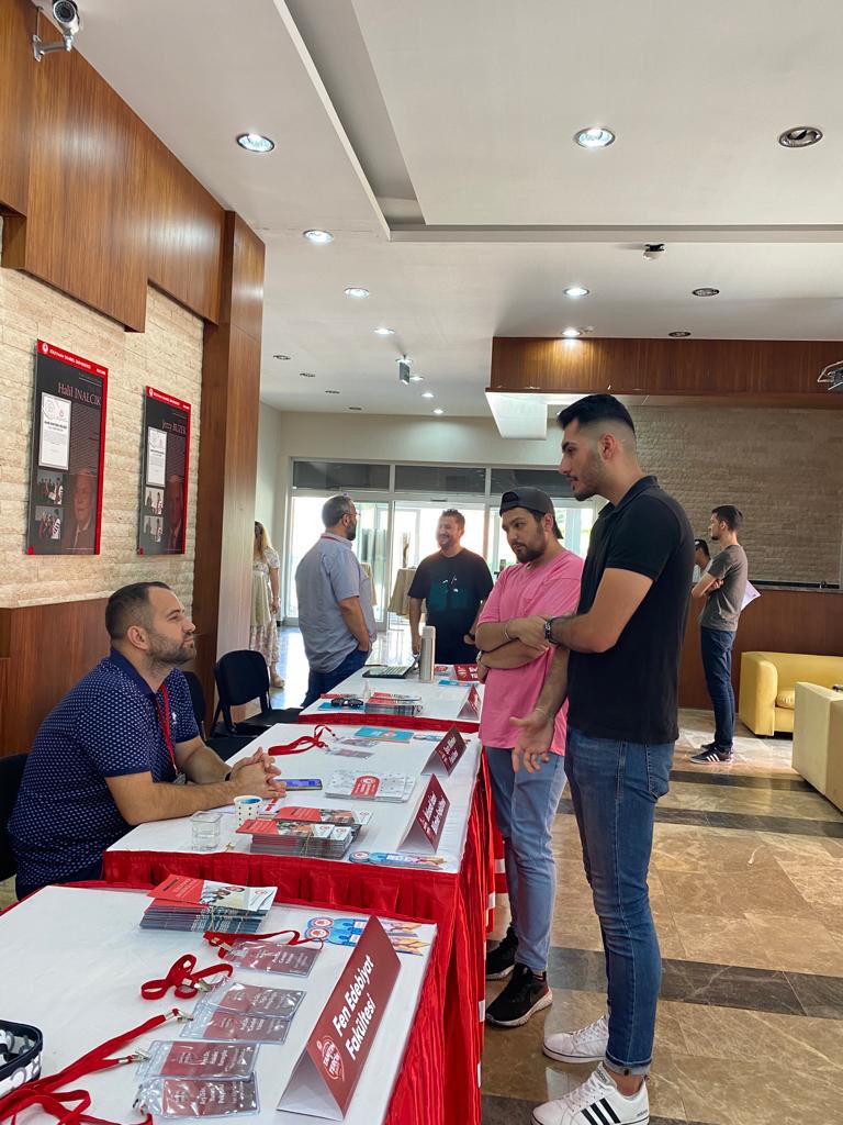 sd_universitesi's tweet image. Tanıtım ve Tercih Günlerimiz ikinci gününde devam ediyor. 

Akademisyenlerimiz aday  öğrencilerin sorularını cevaplandırıyor.