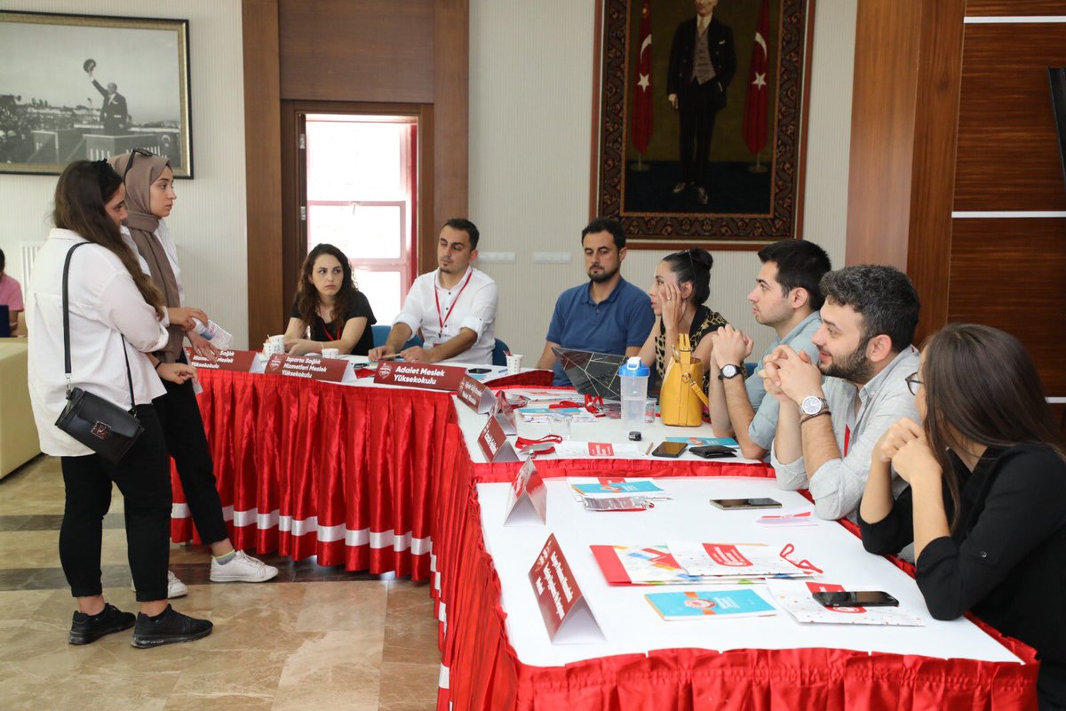 sd_universitesi's tweet image. Tanıtım ve Tercih Günlerimiz ikinci gününde devam ediyor. 

Akademisyenlerimiz aday  öğrencilerin sorularını cevaplandırıyor.