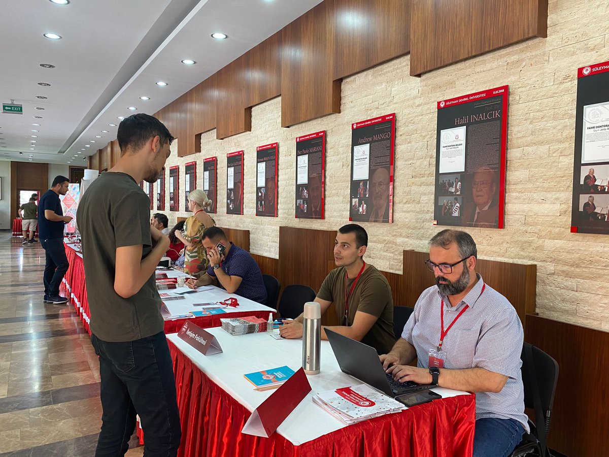 sd_universitesi's tweet image. Tanıtım ve Tercih Günlerimiz ikinci gününde devam ediyor. 

Akademisyenlerimiz aday  öğrencilerin sorularını cevaplandırıyor.