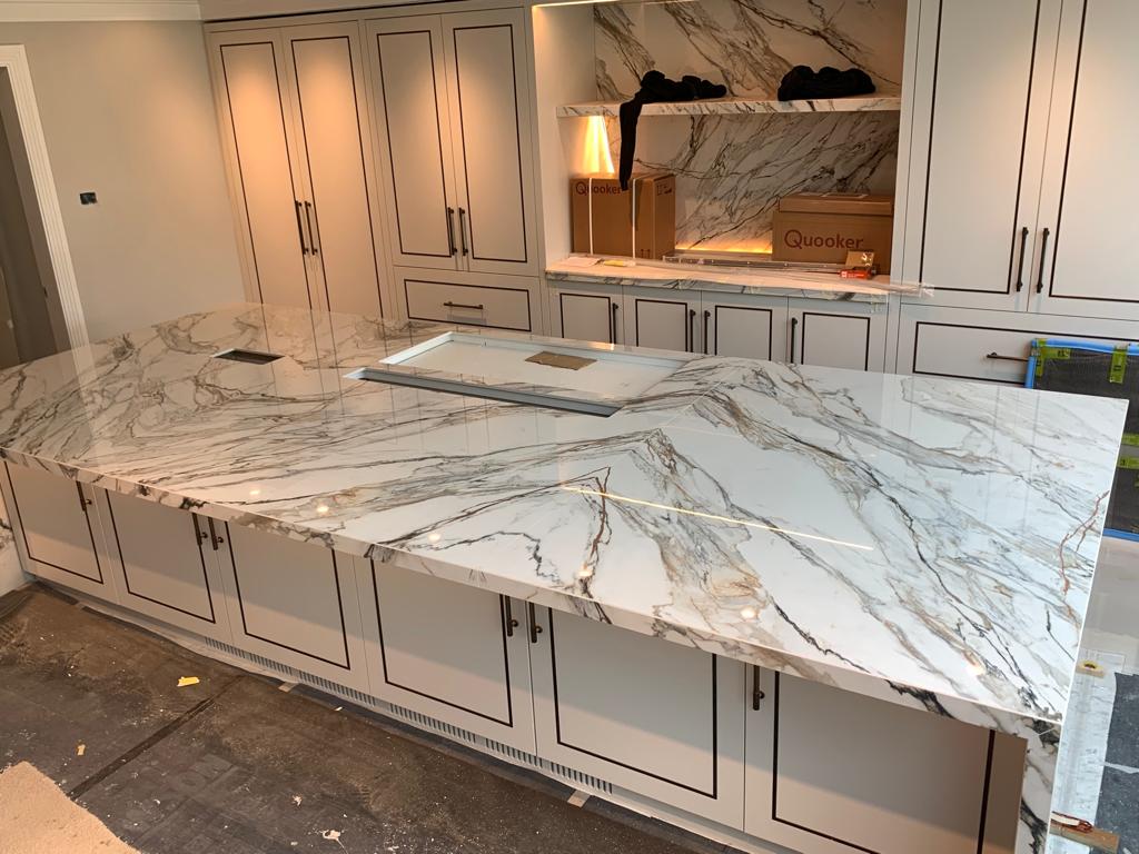MedusaStoneLtd's tweet photo. This design.. WOW🔥 

12mm Arklam Calacatta Paonazzo Porcelain for a kitchen island🙌 

#porcelain #modernkitchens #kitchenworktops #porcelainkitchen #calacatta #bespokeworktops #kitchenisland #interior #designer #modernhomedesigns #spashback https://t.co/XpLB0HnXfM