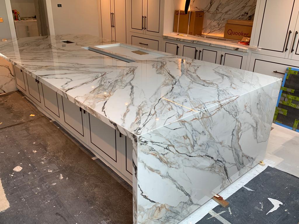 MedusaStoneLtd's tweet photo. This design.. WOW🔥 

12mm Arklam Calacatta Paonazzo Porcelain for a kitchen island🙌 

#porcelain #modernkitchens #kitchenworktops #porcelainkitchen #calacatta #bespokeworktops #kitchenisland #interior #designer #modernhomedesigns #spashback https://t.co/XpLB0HnXfM