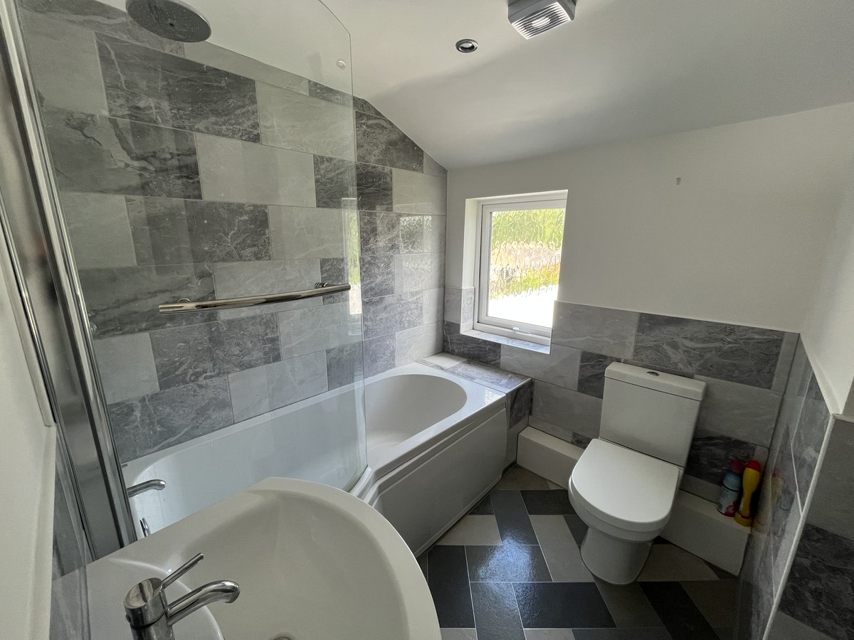 KavanaghHayes's tweet photo. #Modern and located in the centre of the popular #Fenland village of #Doddington, #Cambridgeshire. With four bedrooms and spacious accommodation - viewing is highly recommended! #NoChain! £295,000
https://t.co/Fxis7qDkfl https://t.co/w5jcbQHIMC