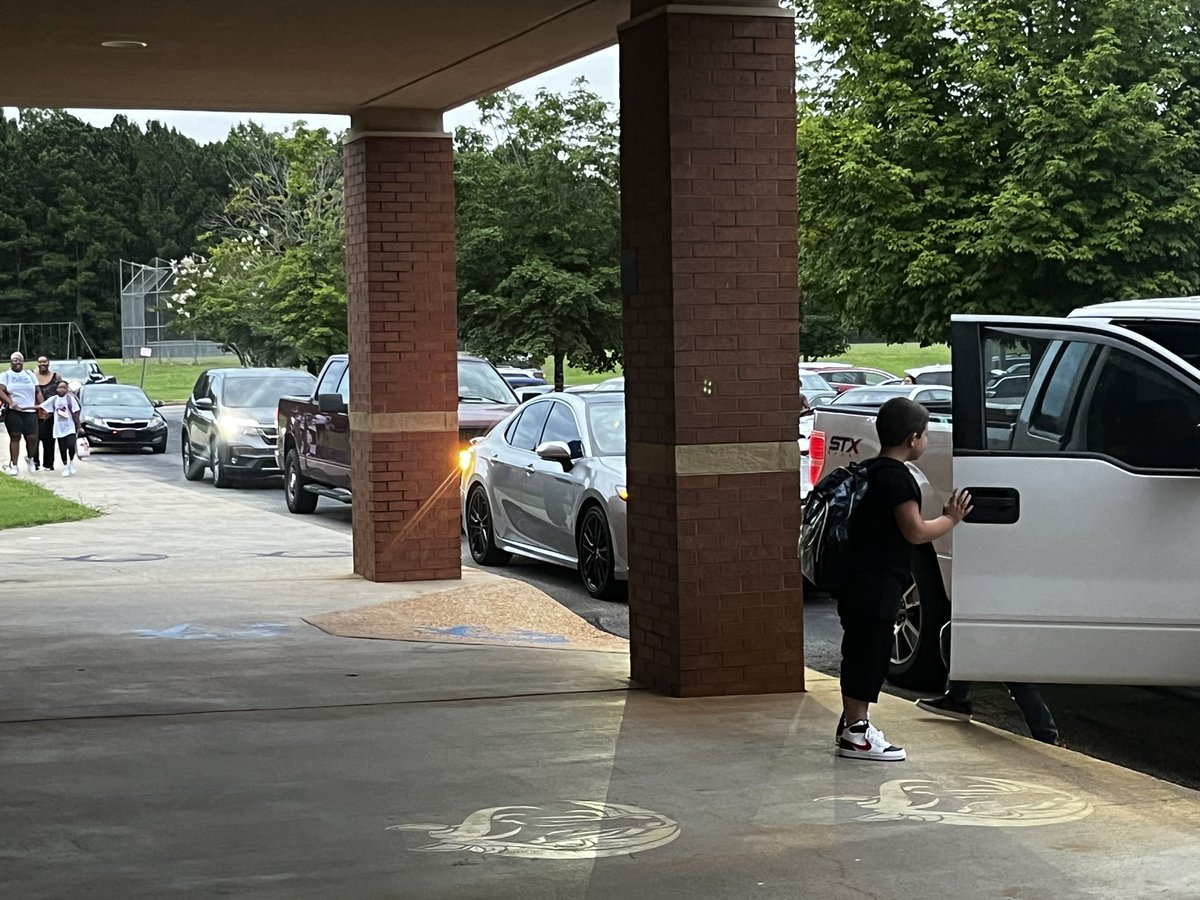 MtCarmelES_HCS's tweet photo. #Best1stDayEverHCS #MustangsRock #CommunityBuilders #YouBelongInHenry @iammrsbolds @AntonioMattox2 @HenryCountyBOE #BeLikePike #MakingBOLDmoves @MediaSpecNikki @nickieducate @bbmewbourne https://t.co/9fT1RekAR6