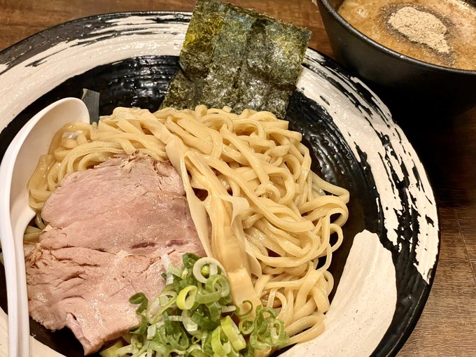 おなかすいたのでらーめんたべる
それはそうと、つけ麺だと、蕎麦みたいにあまり汁つけないで食べちゃうので、すごく余る
具体的には三分の一で十分くらいにはそう 