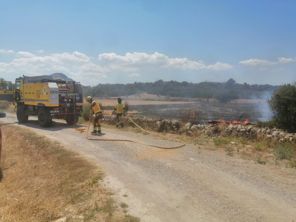 ibanat_IB's tweet photo. #IASonRotger Mitjans @cmat_ib actuant: 1 autobomba, 7 brigadistes, 2 @AgentsMediAmbIB i 1 tècnic
#Alcúdia #Mallorca
@BombersdeMca @Emergencies_112 https://t.co/Kl235NKKDG