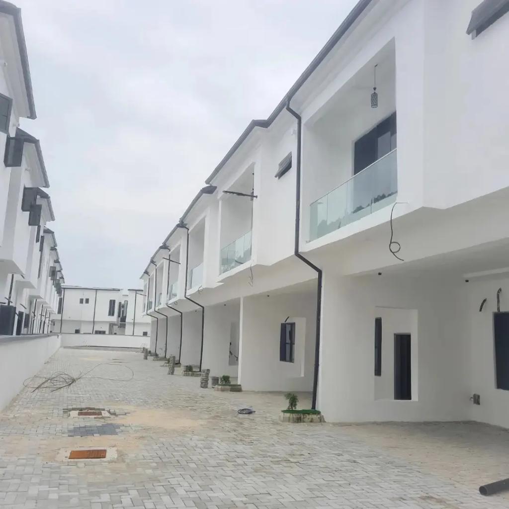 Now Selling!!!! Fully finished 4Bedroom terrace at IKota GRA. 
Price: #62m 
For more inquiries click on the link below  wa.me/+2349082535398 

#4bedroomapartment 
#whitehomesapartment 
#ikotagra
#homeinlagos
#lekkihomes
#buyhome