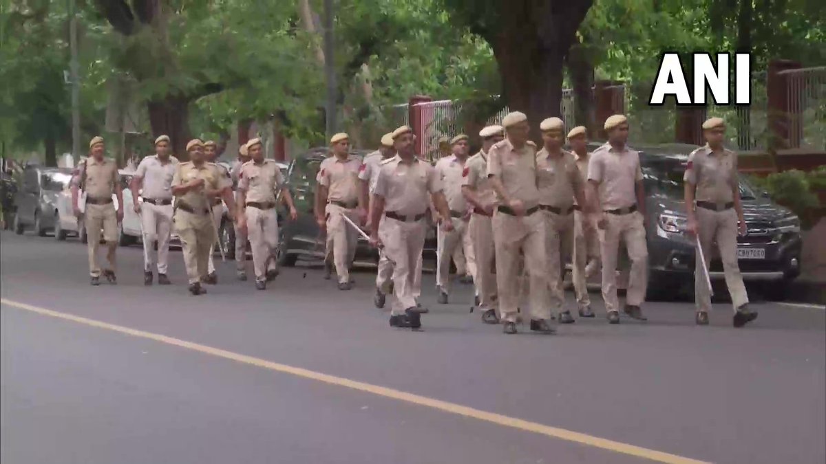 ndtv's tweet photo. Delhi | Additional police force deployed outside 10 Janpath, residence of #Congress interim president Sonia Gandhi. | reported by news agency ANI https://t.co/vXHJWiUvna