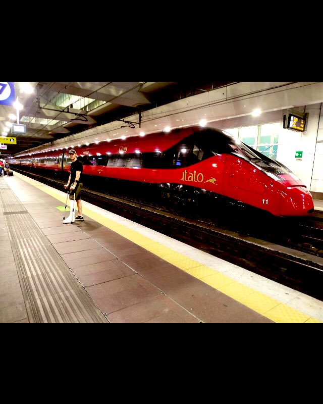 StealthCP's tweet photo. “Simpatica “ gita bolognese… Step2. #bologna #frecciarossa #trenitalia #gesso #step2 #bolognacentrale #altavelocitá #stampelle #stazione #ferrovia #treni https://t.co/Ckmk7l3FSs