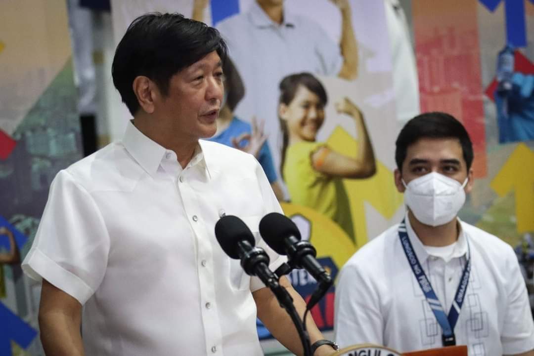"Oh mayor Vico, ano? Namangha ka na no? Huwag ka kasi maniniwala sa mga libro ng Ateneo De Manila University. Mabuting tao ang mga Marcoses, titigan mo pa ng titigan para tuluyan ka nang matunaw." 😜