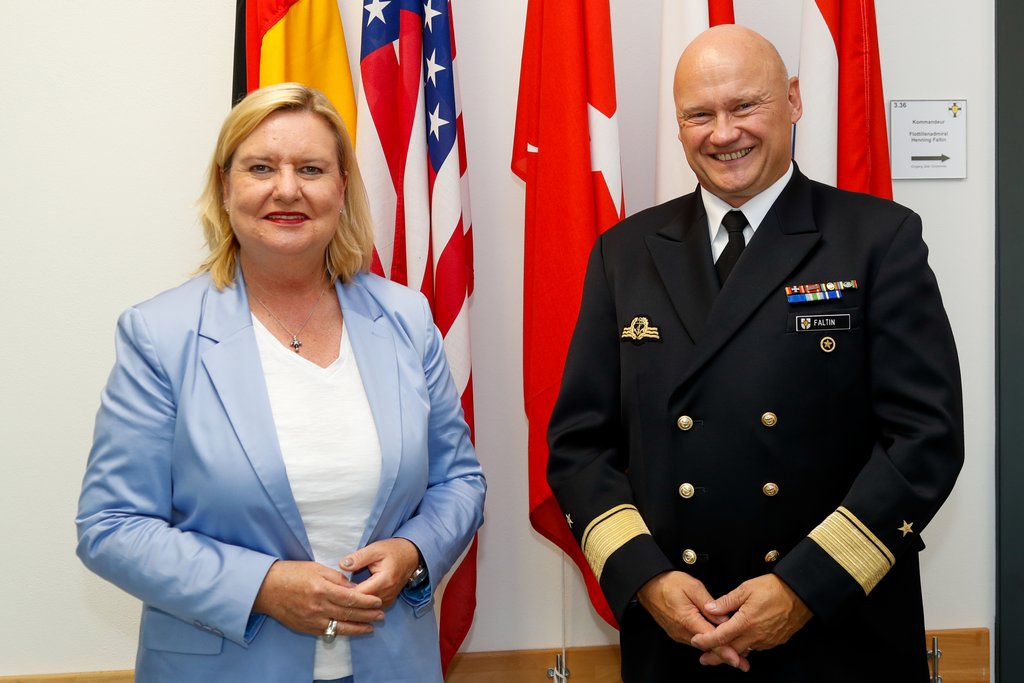 Besuch unserer Wehrbeauftragten <a href="/EvaHoegl/">Dr. Eva Högl</a> in der #flotilla1. Im Gespräch mit allen Dienstgradgruppen wurden wichtige Themen wie die Personalsituation an Bord, Infrastrukturherausforderungen oder auch die Arbeitszeit angesprochen. Danke, dass Sie bei uns waren! #WIRSINDMARINE