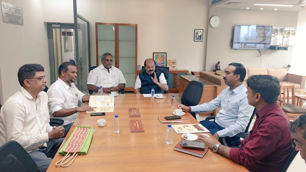 embalamrselvam's tweet photo. Meeting held with Hon'ble @GujaratTourism Minister Shri. @purneshmodi ji & Principal Secretaries at Gujarat Chief Secretariat regarding the construction of 5 #TributeWalls in #Gujarat.
Alongside #CVIF Founder Shri. Rajashekar.
#AzadiKaAmritMahotsav #IndiaAt75
@blsanthosh https://t.co/EKBDheKgAL