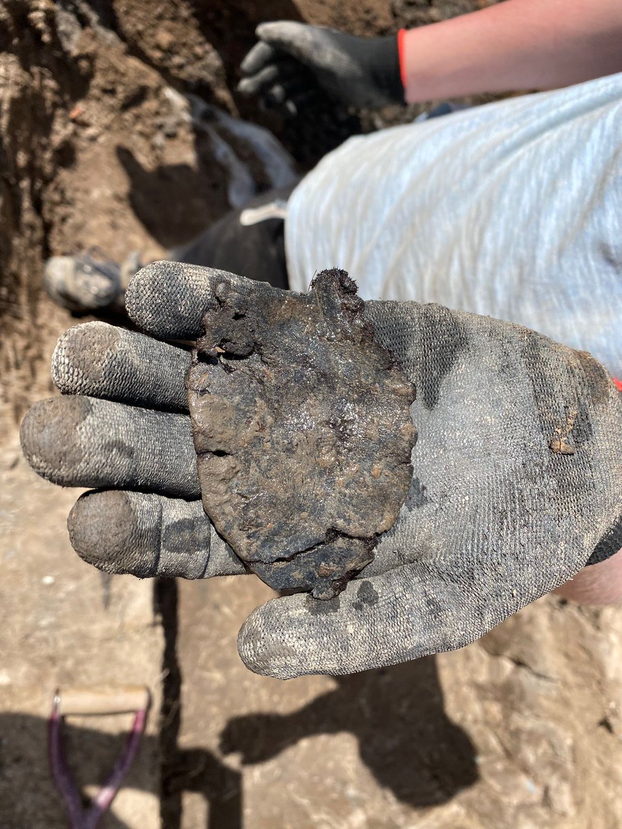 SoultonHall's tweet photo. A medieval shoe has been recovered from the moat of the mound.
This maybe 600 to 800 years old.
#DigVentures #soultondig https://t.co/ZNqYwslekh