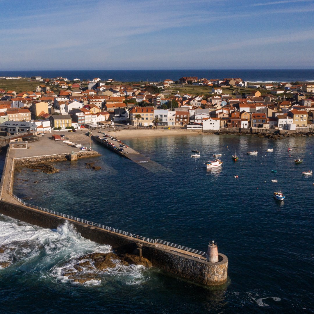 barbanzarousa's tweet photo. Unha das mellores cousas de facer o Camiño é poder viaxar de vagar e desfrutar do que nos rodea. O porto de Corrubedo é deses lugares nos que sentarse como espectador do ir e vir da vida mariñeira.
Precisas de desconectar para re-conectar?

#barbanzarousa #aorixe #vacaciones2022 https://t.co/x7DgNsRhSw