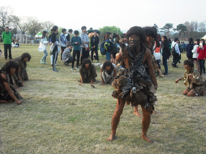 itoo133's tweet photo. @ooz_official 
#OOZ 
#OOZFestival
연천 구석기 축제 너무 잼나요!
원시인 연기하시는 분들 보면 웃음이 빵 터집니다!
구경할 포인트들도 많아 꼭 한번 방문해주세요 https://t.co/qKeTNFuUYJ