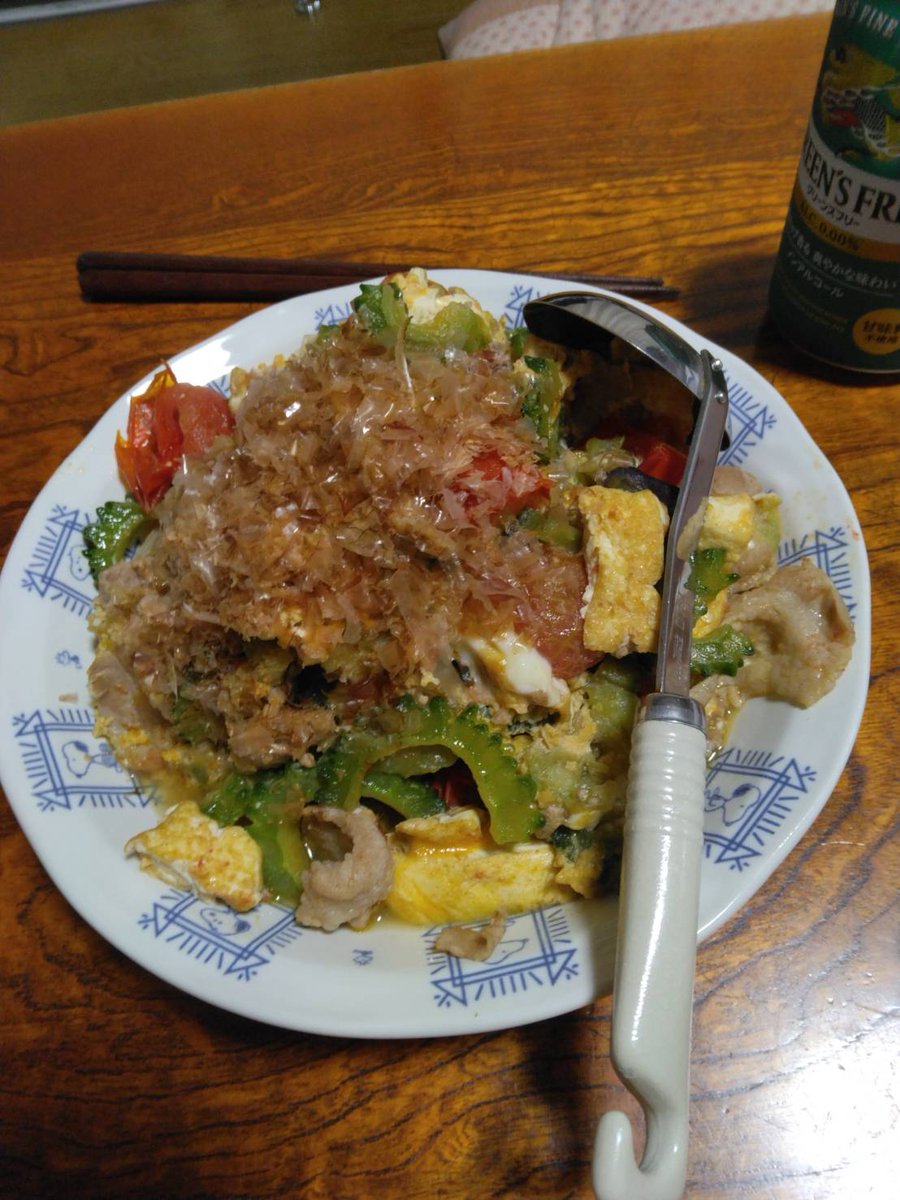 takataro2015's tweet photo. 今日の晩のおかずはゴーヤチャンプル。畑のゴーヤが雨続きでまだ小さいのでナスとトマトを足しました。これだけあれば他は何もいらない。畑の神様に感謝して乾杯 https://t.co/PbMo9bMEQU