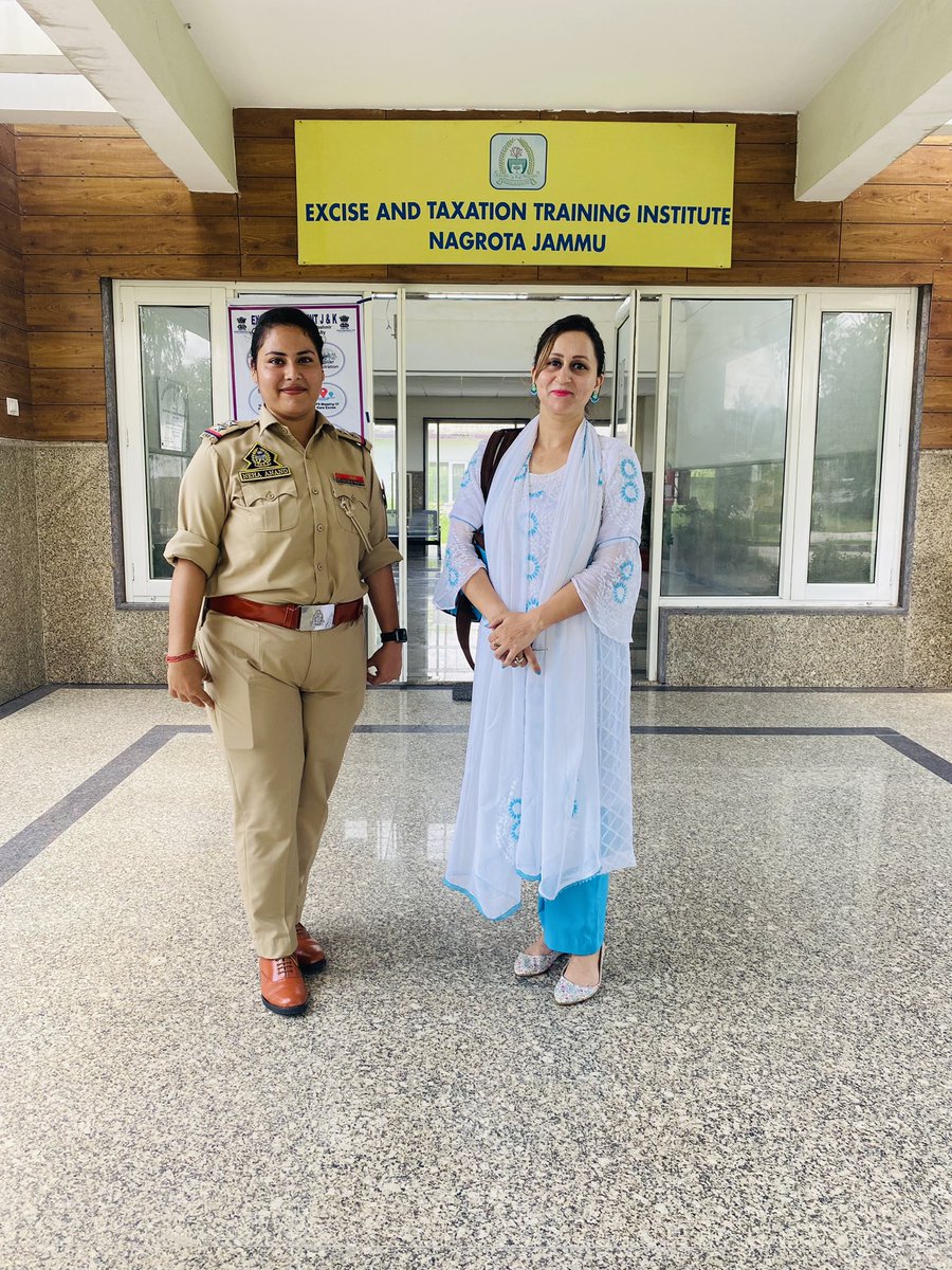AnissaNabi1's tweet photo. It’s always a matter of pride to see women adorned in khaki with courage and confidence. And it’s a matter of privilege to be their mentor and to teach & guide them. #gstraining #womenpower
A candid click with a SI trainee after an interactive session on GST. #aboutoday https://t.co/a2qXpIJkLL