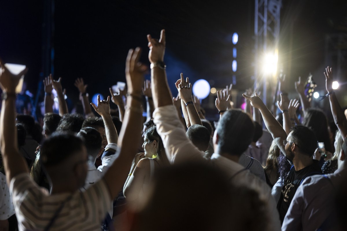Hiberus's tweet photo. Ya ha pasado un mes desde el #HiberusSummerFest, uno de los mejores momentos del año.

¡Qué sensación tan bonita poder disfrutar todos juntos retos, emoción y felicidad! ✨💙
Aún queda 2022... ¿preparados para lo que está por llegar? 🚀

#LasCosasOcurrenAquí #WeAreDifferent https://t.co/CGai90eVL7