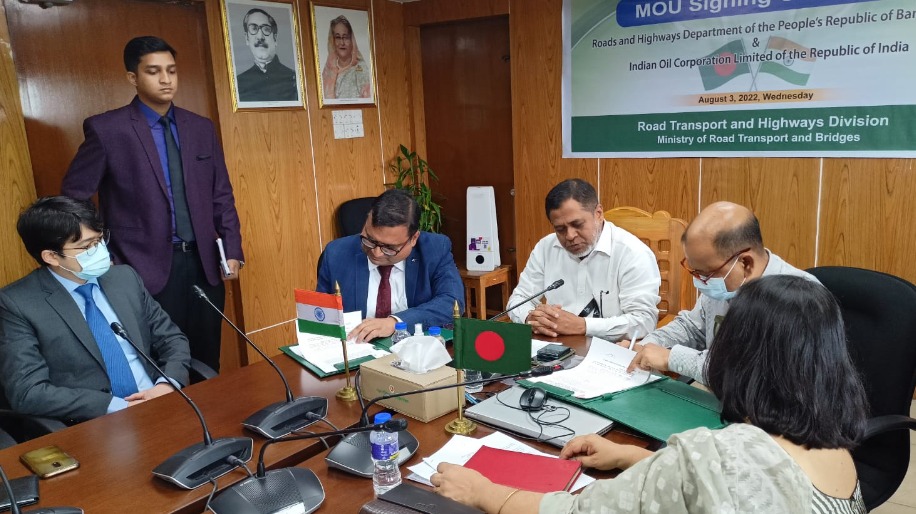 #IndianOil signed MoU with Roads &amp; Highways Dept-Bangladesh for transit of Petroleum products to North East India via Bangladesh. The MoU inked today in Dhaka builds on the strong bilateral ties and will ensure uninterrupted fuel supplies, especially during floods/landslides.