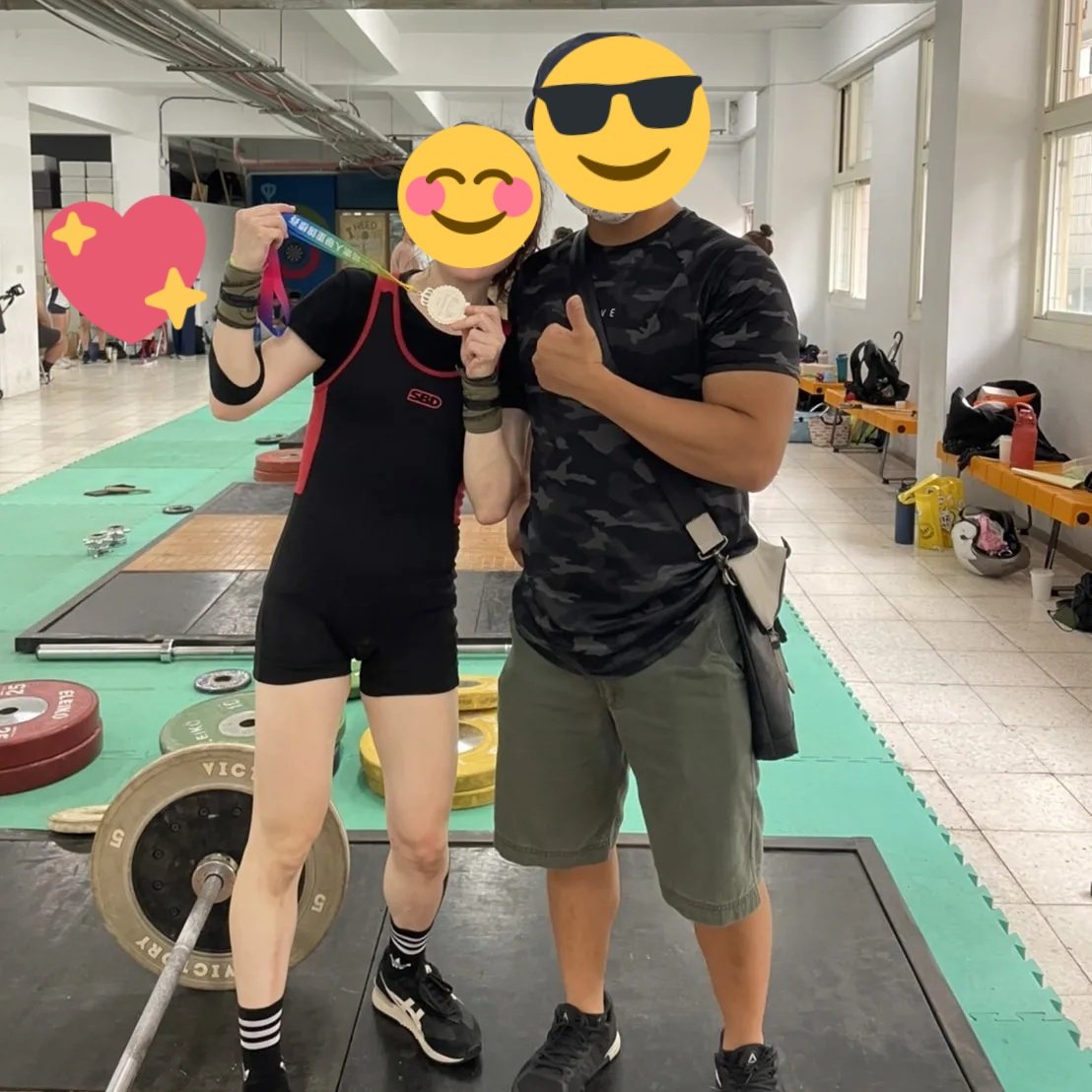 kazusa_lin's tweet photo. 終於比完賽～
最後5天體重還未到標，一直讓身體想辦法脫水，真的無敵崩潰……
還好最後過磅剛剛好45kg，力量真的有差一點點，雖然沒到個人PR，挺舉第三把還失誤卡到腰帶，真的非常崩潰，但至少盡力惹！ 年底再繼續努力破PR，這次降體重真的太逼人！

#抓舉33kg
#挺舉38kg
#總和71kg
#weightlifting https://t.co/fchTnLZH4O