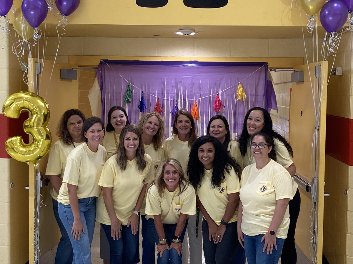 LindzMillbrooks's tweet photo. DCE’s 3rd grade team rocked Meet the Teacher ! #teamdcs #DCESPositivity #proudadmin https://t.co/rtIYFDgTQN