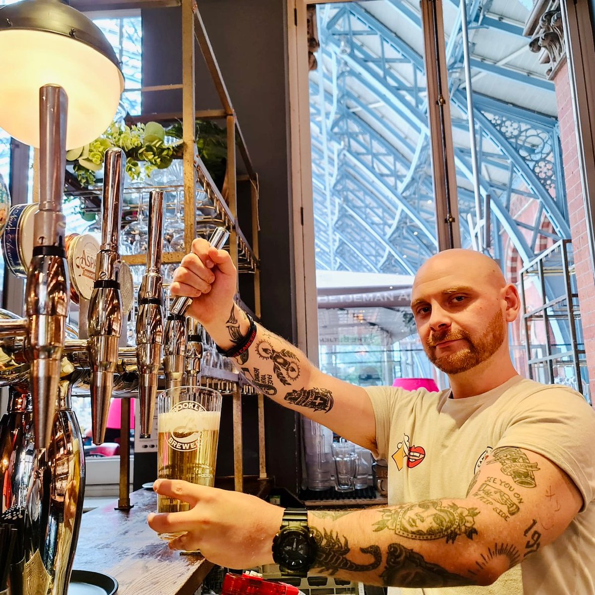 TheBetjemanArms's tweet image. They asked, "How do you pull so well?"
"With a big, strong arm," I said 😂🍺
#BrooklynPilsner Come let us pull you a cold one...

#coldone #stpancrasinternational @StPancrasInt @eurostar @bklynbreweryuk @brooklynbrewery @youngspubs