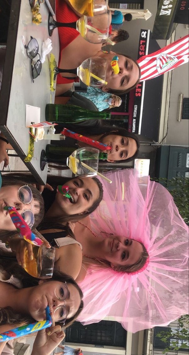 IratxeSnchez's tweet photo. Nos fuimos de vacaciones y fingimos toda la semana que era la despedida de soltera de una amiga #VeranoDelSi https://t.co/bmzWd2ijSM