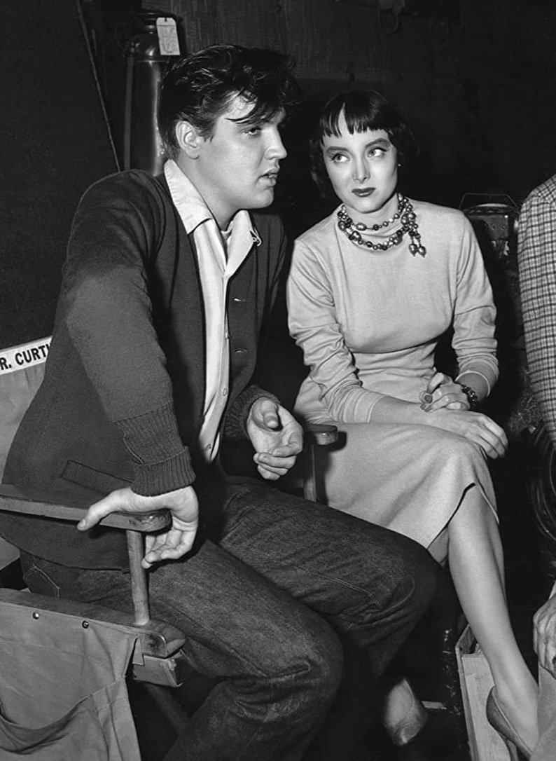 Remembering #CarolynJones died Aug 3, 1983) she was an American actress of television and film. Jones began her film career in early 1950s.
In 1958, she starred with Elvis in “King Creole”,  last film Elvis made before he joined the army.  #ElvisHistory #Elvis2022