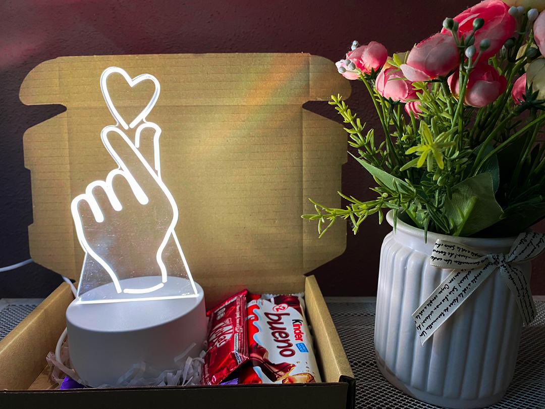 Asyik bagi hadiah coklat je cuba bagi hadiah 3D lamp pulak. Bila nak tidur je mesti dia teringat teringat si pemberi 😍