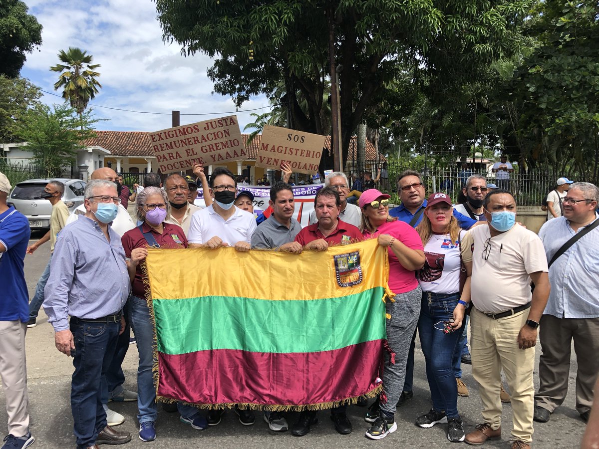 viceacademicouc's tweet photo. El 1 de agosto de 2022, diversos gremios de la @UCarabobo manifestaron en las adyacencias del Rectorado, en defensa de los derechos laborales @mppeduniv @TibisayLucena8 

#BonoVacacional #ONAPRE #BonoVacacionalYRecreacionalYA #ONAPREnosEstafa #ULTIMAHORA https://t.co/4ZMT5SXVQX