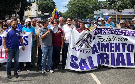 viceacademicouc's tweet photo. El 1 de agosto de 2022, diversos gremios de la @UCarabobo manifestaron en las adyacencias del Rectorado, en defensa de los derechos laborales @mppeduniv @TibisayLucena8 

#BonoVacacional #ONAPRE #BonoVacacionalYRecreacionalYA #ONAPREnosEstafa #ULTIMAHORA https://t.co/4ZMT5SXVQX