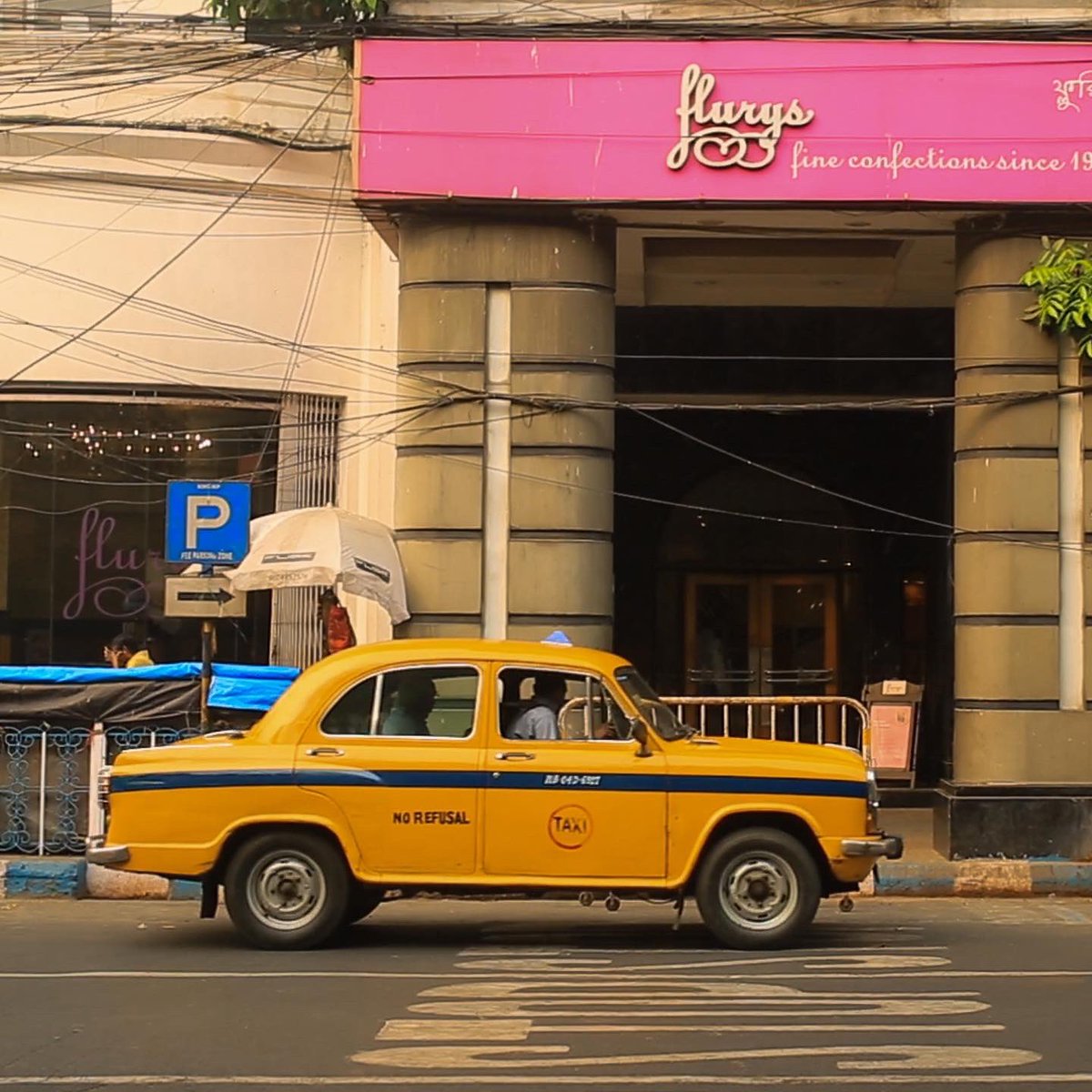 Lifeinabowl's tweet image. The King of the road, the famous yellow taxi of Kolkata, is impossible to miss. And rightly so, since it was painted with those bright hues to be noticed from miles away. These yellow taxis have ruled the city for ages and are moving landmarks.

#lifeinabowl #kolkatadiaries