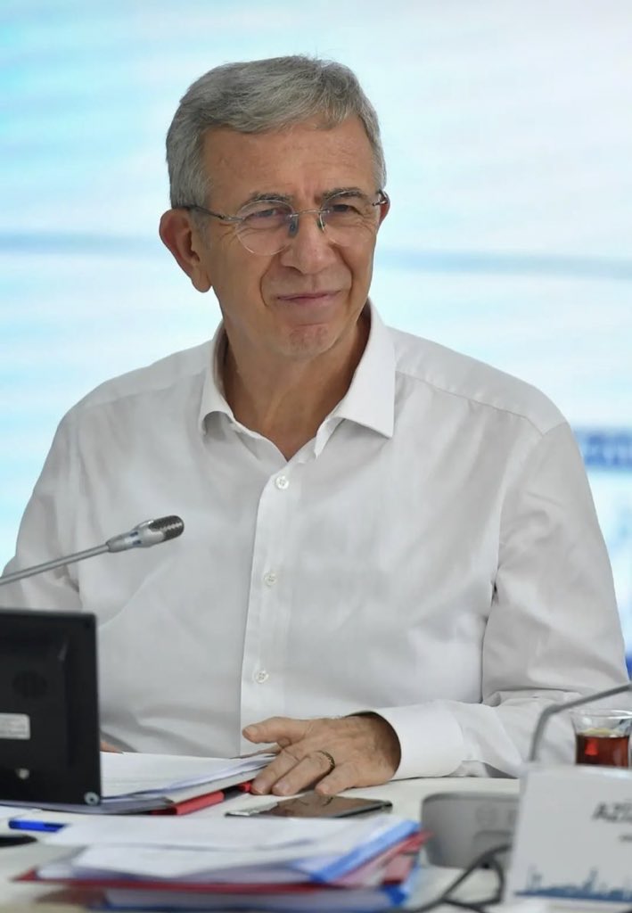 Bir gülüşü var kelebek görse ömrü uzar. Amcam benim <a href="/mansuryavas06/">Mansur Yavaş</a>