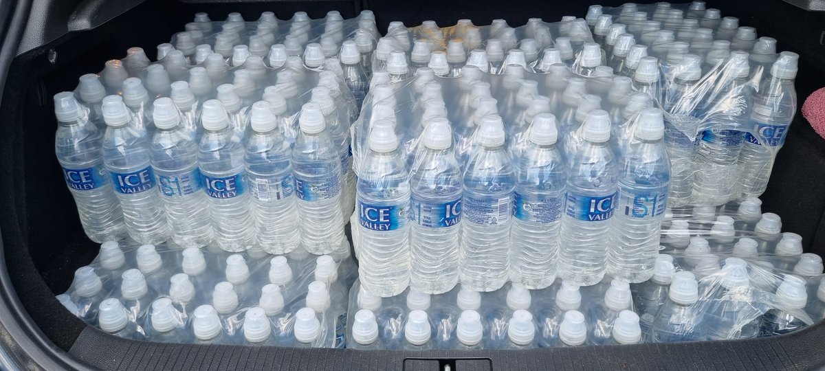 DewsburyFlatCap's tweet photo. Massive thank you to #ShepleySpringWater for their large donation of bottled water for tonights event. #FlatCap5 #Yorkshire https://t.co/LPjOwyoRps